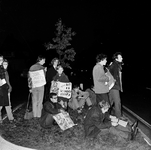 126226 Afbeelding van een demonstratie tegen het Amerikaanse optreden in de oorlog in Vietnam bij de ingang van de ...
